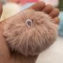 Imagem de Bolinha Pelúcia Pompom 8cm Rosa Bebê com Elástico em Poliéster - unidade