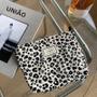 Imagem de Bolsa de Maquiagem Minimalista de Lona com Estampa de Leopardo - Portátil e Compacta