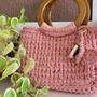 Imagem de Bolsa Fio de Malha Rosa com a Alça de Bambu