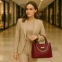 Imagem de Bolsa Média Feminina Detalhes De Corrente Com Alça Transversal E Divisórias