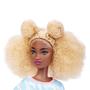 Imagem de Boneca Barbie Afro Loira Fashion Light, Macacão Tie-dye, Tênis, Pulseira Amarela