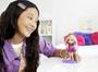 Imagem de Boneca Barbie Extra com Vestido Shimmer e Shrug de Pelúcia - Acessórios Inclusos