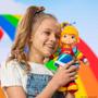 Imagem de Boneca The Loyal Subjects Rainbow Brite 30 cm com adesivo de 40 anos