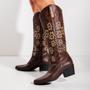 Imagem de Bota Feminina Dafne Texana Country Western Cano Longo Com Bordado Salto Grosso Bloco Not-me