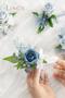 Imagem de Boutonniere Ling's Moment Dusty Blue Foam Rose para homens (6 unidades)