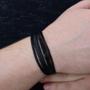 Imagem de Bracelete de Aço e Couro Preto 21cm com Detalhe Trabalhado