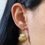 Imagem de Brinco Argola com Concha de Perola Banhado a Ouro 18k