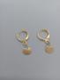 Imagem de Brinco argola com pendulo lat. com zirconia e tipo  marisco, banhado a ouro 18k.