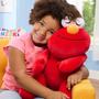 Imagem de Brinquedo de pelúcia Just Play Sesame Street Sleepy Friends Elmo 56cm