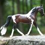 Imagem de Brinquedo para cavalos Breyer Horses Freedom Series Pinto escala 1:12