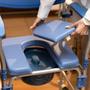 Imagem de Cadeira de Banho para Idoso Higiênica Geriátrica 150kg D60 Dellamed 