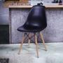 Imagem de Cadeira Eiffel Eames Preta com Base em Madeira