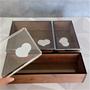 Imagem de caixa madeira com tampa acrílica coração gravado - personalizável (tamanho e gravação)