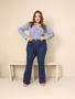 Imagem de calça jeans feminina estilo flare plus size estilosa