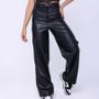 Imagem de Calça modelo pantalona material sintético moda blogueira feminina