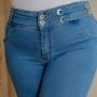 Imagem de Calça plus 2 botão ilhoes denin white cintura alta qualidade premium blogueira skinny hot pants