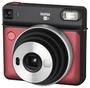 Imagem de Câmera instax Square SQ6 Ruby Red com controle de exposição