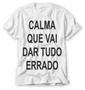 Imagem de camiseta com frase calma que vai dar tudo errado oficial