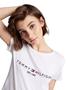 Imagem de Camiseta feminina Tommy Hilfiger com logotipo bordado de ajuste regular