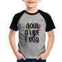 Imagem de Camiseta Raglan Infantil Aqui a vibe é boa - Foca na Moda