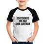 Imagem de Camiseta Raglan Infantil Doutorado em dar uma surtada - Foca na Moda