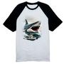 Imagem de Camiseta Raglan Megalodon atacando embarcacao