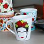 Imagem de Caneca de Cerâmica Frida Kahlo Face Rosas Vermelhas, Capacidade: 300 ml.