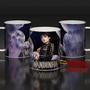 Imagem de Caneca de Porcelana  325ml Wandinha WND1. Vem com um chaveiro exclusivo no mesmo tema