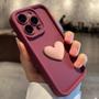 Imagem de Capa de Silicone 3D com Coração - Case fofinha e protetora para iPhone