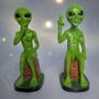 Imagem de Casal Estatua E.t Alien Decorativo Em Resina Extraterreste