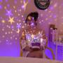 Imagem de Celebre a magia da infância com a Luminária Abajur Rotativa Projetor Globo Estrela!
