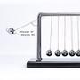 Imagem de CERROPI Newton Cradle Balance Balls, Newton Pendulum com 7 Bolas, Clássico Newton Swing Ball, Science Physics Gadget  Desk Toys & Accessories, 11 polegadas, 65 Sec Swingtime