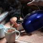 Imagem de Chaleira inox color com alça e bico com apito 2l para água café chá