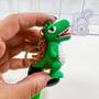 Imagem de Chaveiro Pingente Dinossauro com Faixa de mão e Mosquetão