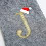 Imagem de Chisander 20 polegadas cinza com branco Super macio meias de Natal de pelúcia personalizado bordado monograma de meias de Natal enfeites suspensos para decorações de festa de Natal de férias da família (letra M)