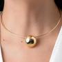 Imagem de Choker fio com pingente redondo abaulado banhado a ouro 18 k tamanho interno de 14,5 cm, 