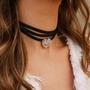 Imagem de Colar choker em material sintético com pingente coração em pedras