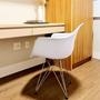 Imagem de Conjunto Com 2 Cadeiras Eames Com Braço Eiffel Branca Empório Tiffany Base Aço Cromado