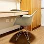Imagem de Conjunto Com 2 Cadeiras Eames Com Braço Eiffel Fendi Empório Tiffany Base Aço Cromado