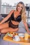 Imagem de Conjunto preto decote profundo com calcinha hot pant fio duplo todo em rend - Lingerie Fetelle