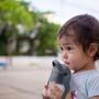 Imagem de Copo Infantil Antivazamento 240 ML Com Canudo e Alças Pinguim Lillo