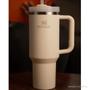 Imagem de Copo Térmico Quencher 1,18 L Cream Stanley