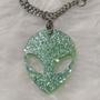 Imagem de Corrente com pingente Alien verde com glitter em resina