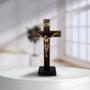 Imagem de Cruz de Madeira com Base Crucifixo de Mesa com Cristo 24,5 cm Com Pedestal Para Altar Sala Quarto de Mesa com Pézinho
