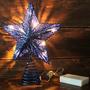 Imagem de CVHOMEDECO. Azul Brilhante 3D Tree Top Star com Luzes LED brancas quentes e temporizador para enfeites de Natal e decoração sazonal natalina, 8 x 10 polegadas