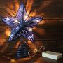 Imagem de CVHOMEDECO. Azul Brilhante 3D Tree Top Star com Luzes LED brancas quentes e temporizador para enfeites de Natal e decoração sazonal natalina, 8 x 10 polegadas