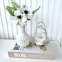 Imagem de Decoração sala livro fake + vaso branco + escultura casal