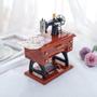 Imagem de Elegante máquina de costura antiga caixa de música de madeira retro-like m