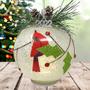 Imagem de Enfeite de Natal LED Cardinal 2022 - Ilumine a Decoração de Natal da Bola - Acentos de Neve e Azevinho com Vegetação e Pinhas
