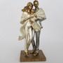 Imagem de Escultura casal com bebê em resina